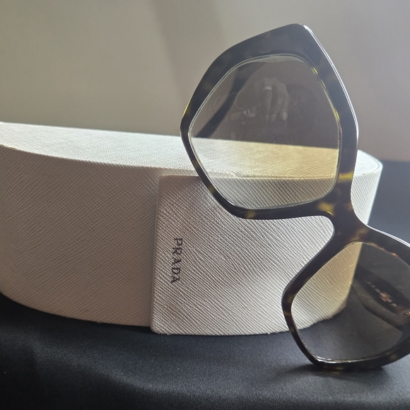 Authentic Prada Oversized Tortoise Sunglasses And Case✨Made in Italy main image 4